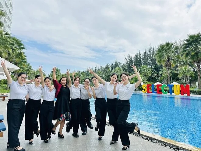 Đội ngũ Nhân sự trao đổi công việc quanh bàn họp