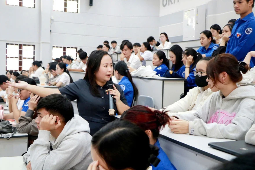 Lê Huỳnh Khánh Huy nói chuyện trước giảng đường