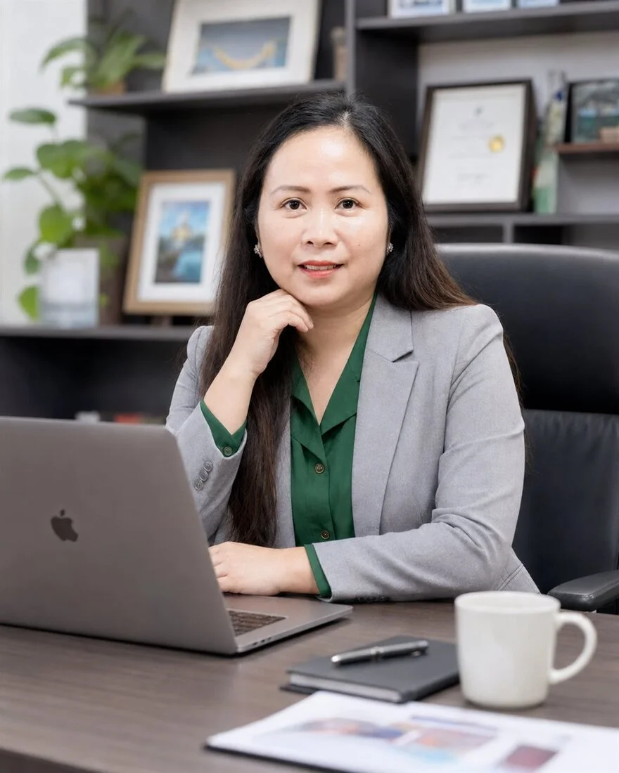 Tập tài liệu dày mở trên bàn làm việc cùng laptop