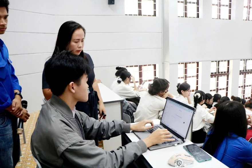 Người đi làm thực hành ứng dụng AI trên máy tính